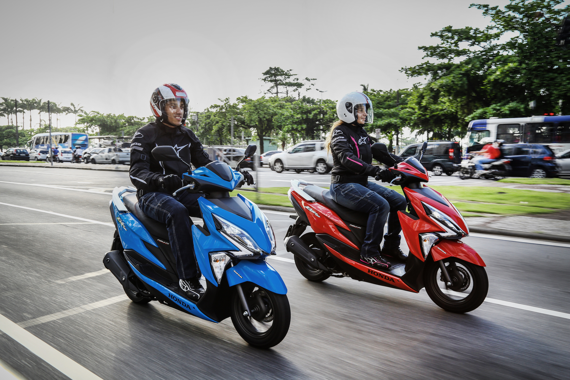 Homem em moto Honda Elite 125 azul e mulher em moto Honda Elite 125 vermelha