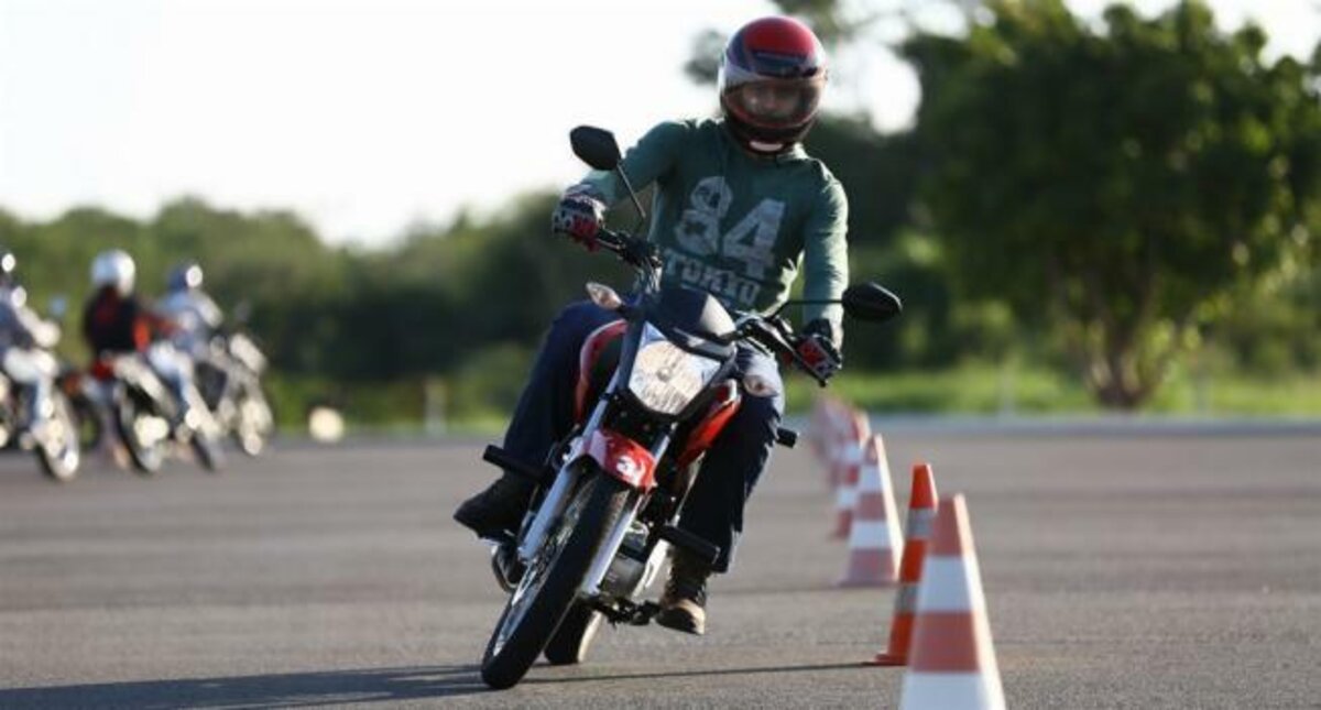 Homem treinando para tirar a habilitação de moto em uma Honda
