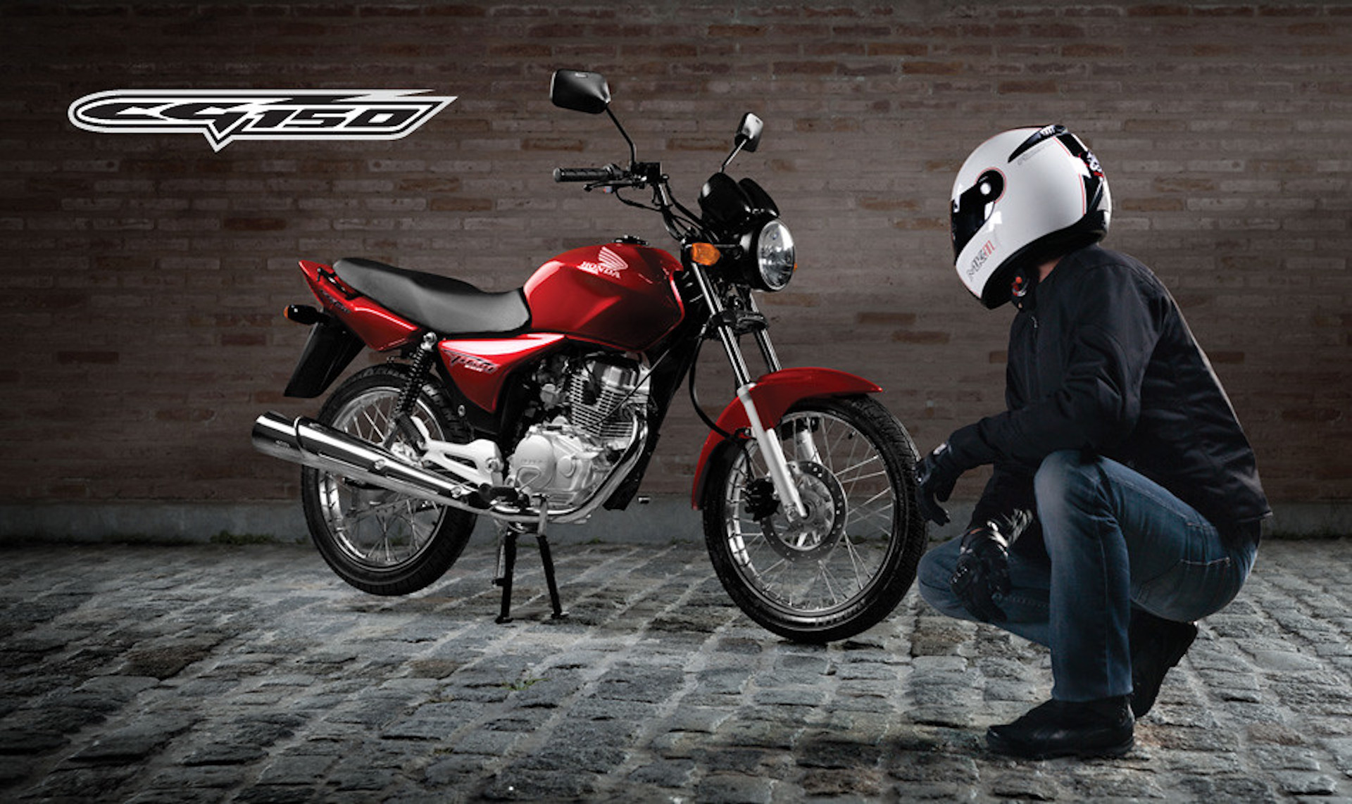 Piloto olhando moto Honda CG 150