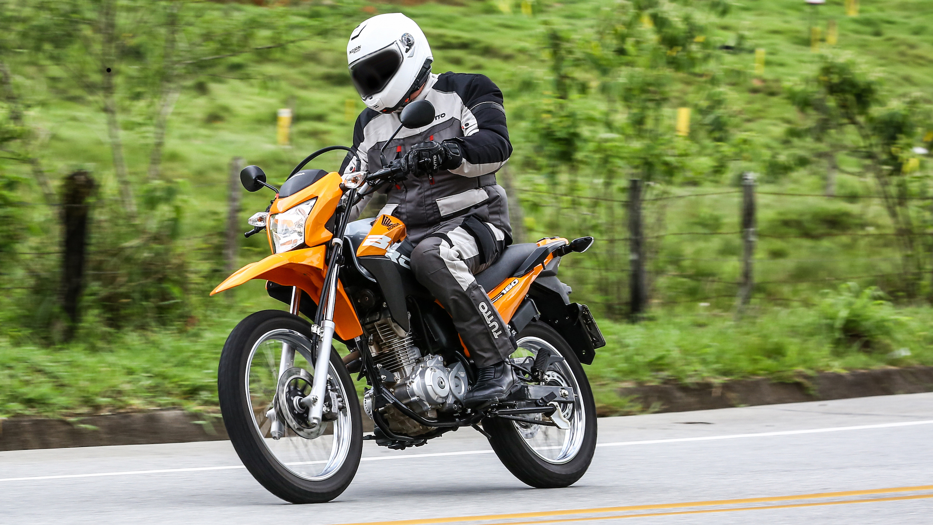 Homem pilotando Moto Trail Bros ESD 160 laranja