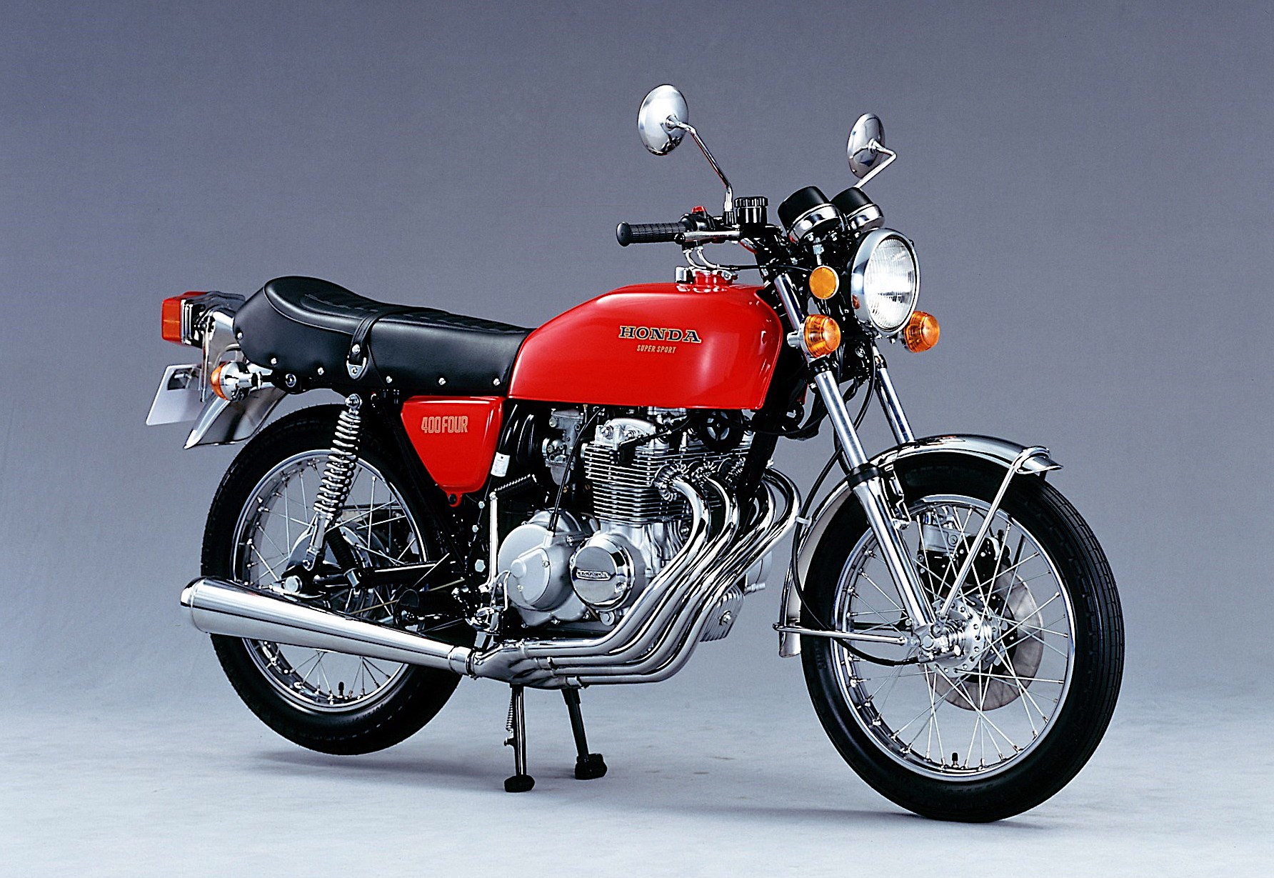 Moto Honda CB400 Four vermelha