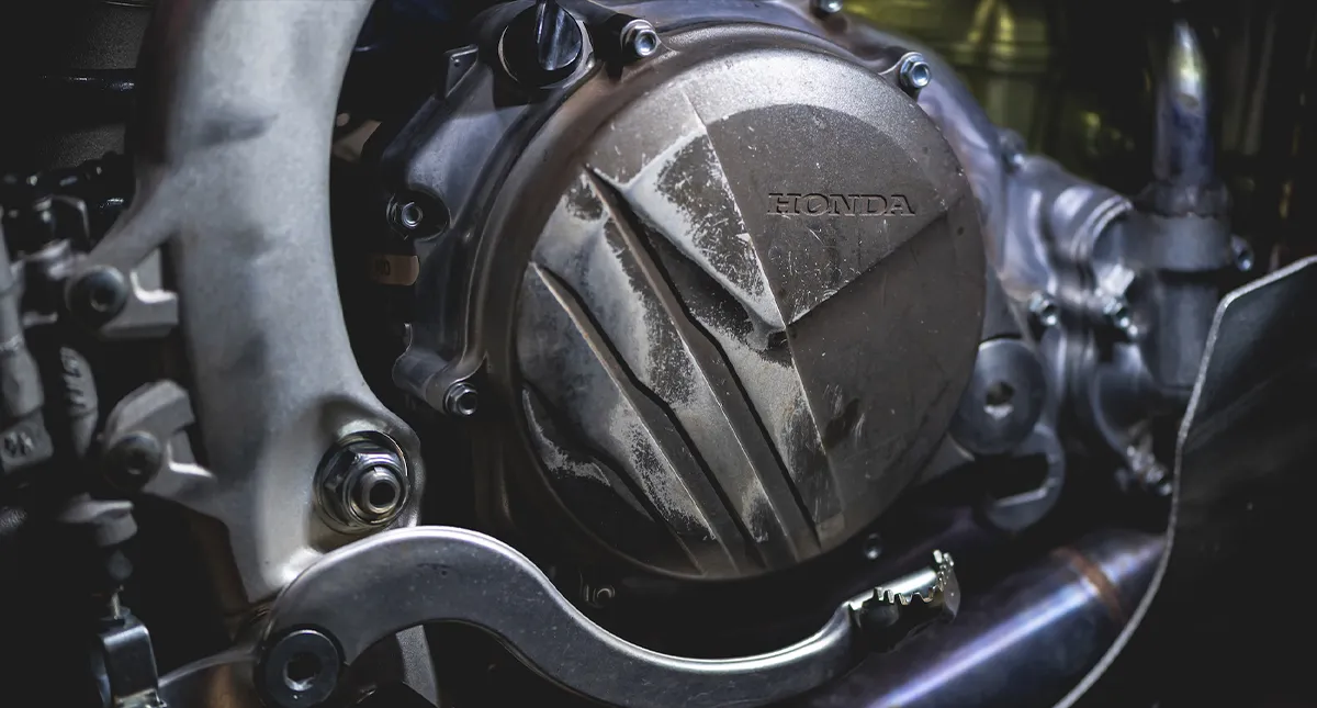 Detalhe da tampa lateral do motor CRF 450RX