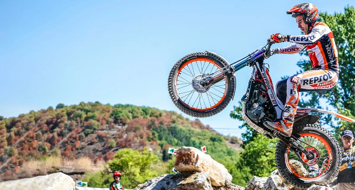Toni Bou Empinando Moto Honda em Pedras no Trial