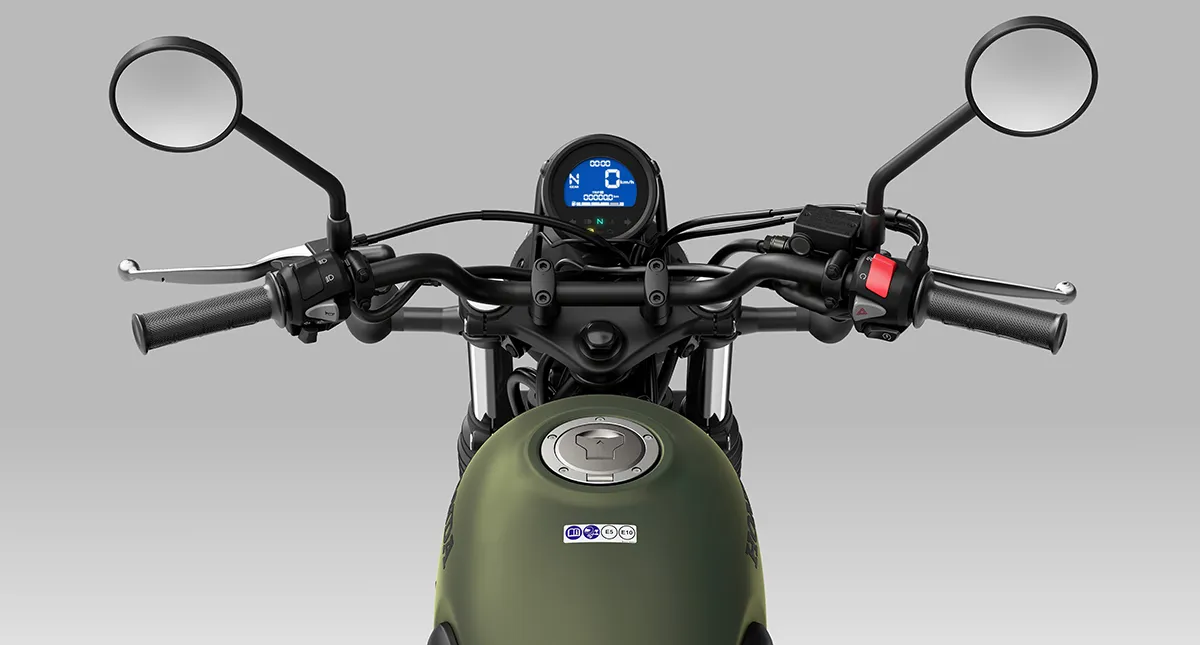 Vista de cima painel, guidão e tanque da moto Honda CL 500