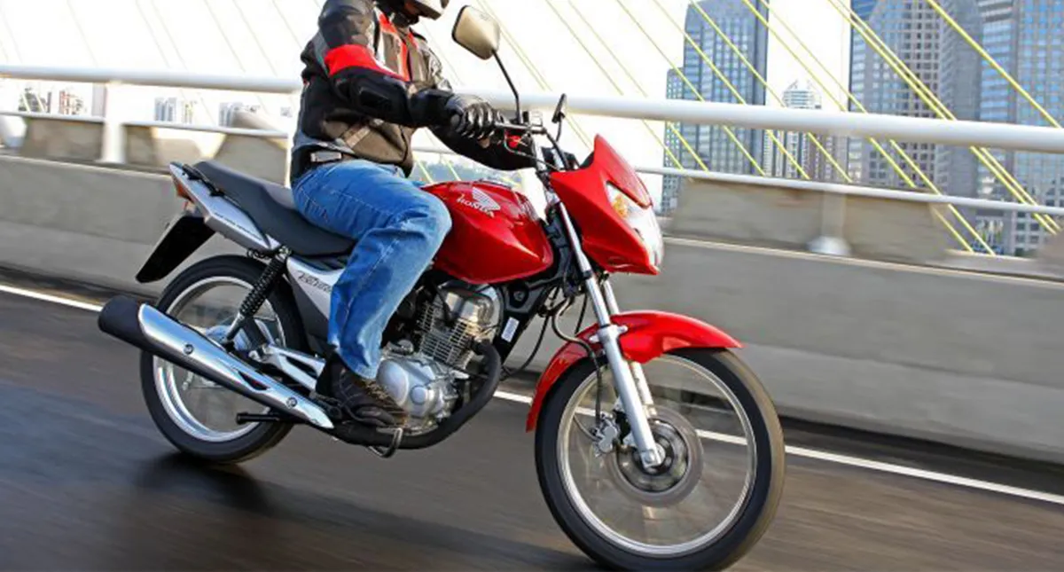Piloto na cidade com sua moto CG 150 Titan Mix 2009