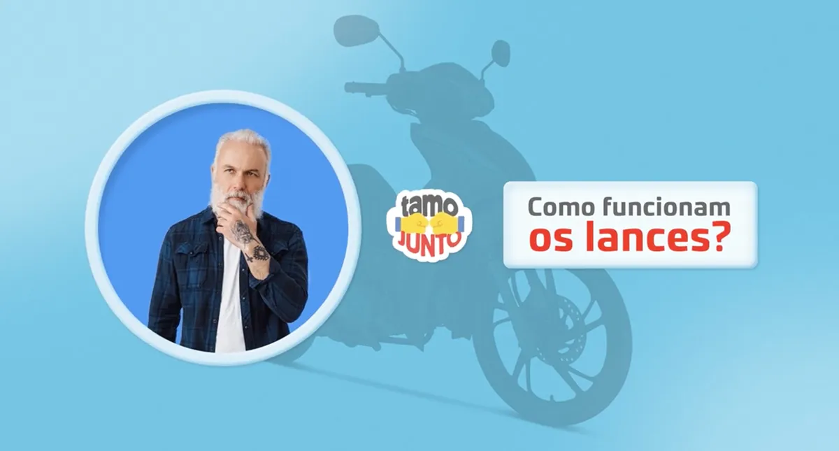 Cartaz como funcionam os lances de consórcio com homem com barba branca a frente e moto ao fundo