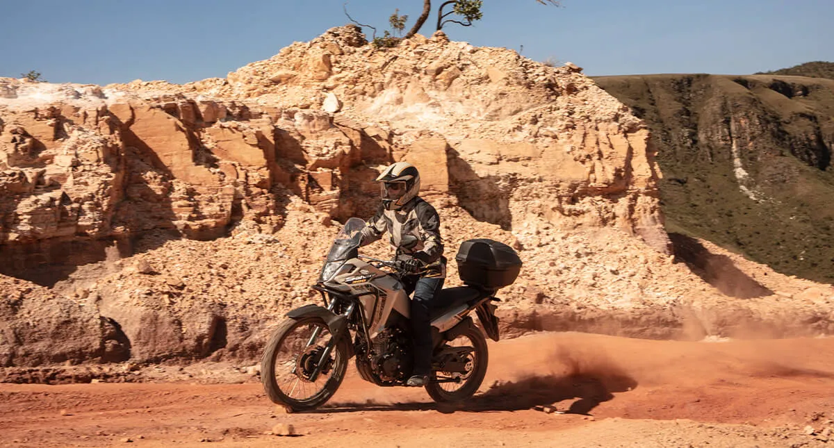 Piloto derrapando na areia com moto Honda Sahara 300 