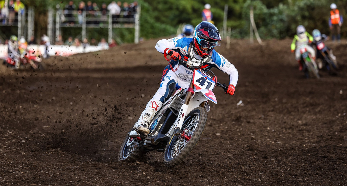 Piloto Trey Canard fazendo curva com a Honda elétrica CR-E Proto no Campeonato Japonês de Motocross 2023