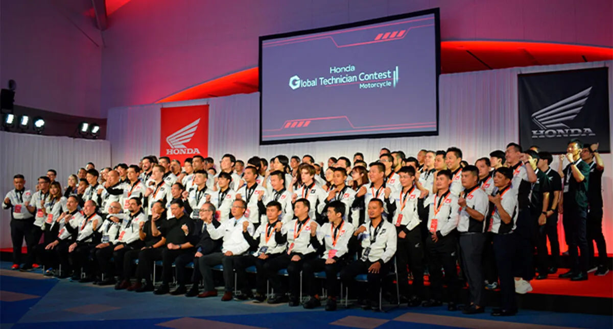 Mecânicos Honda Sentandos lado a lado no Honda Global Technician Contest