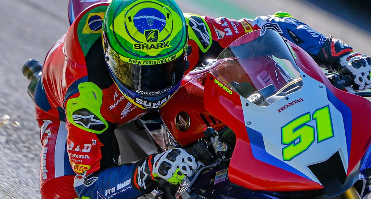 Piloto Eric Granado fazendo curva em sua motocicleta no Superbike Brasil 2024