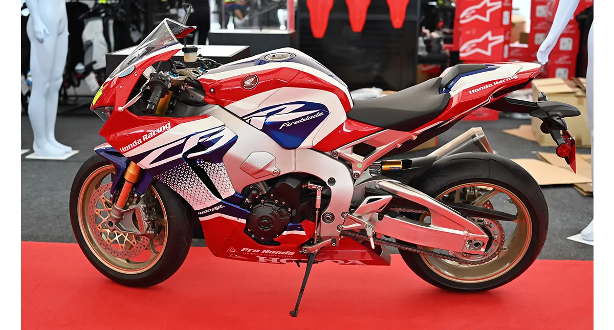 Motocicleta CRB Fireblade 1000RR lateral exposta no Festival Interlagos 2024