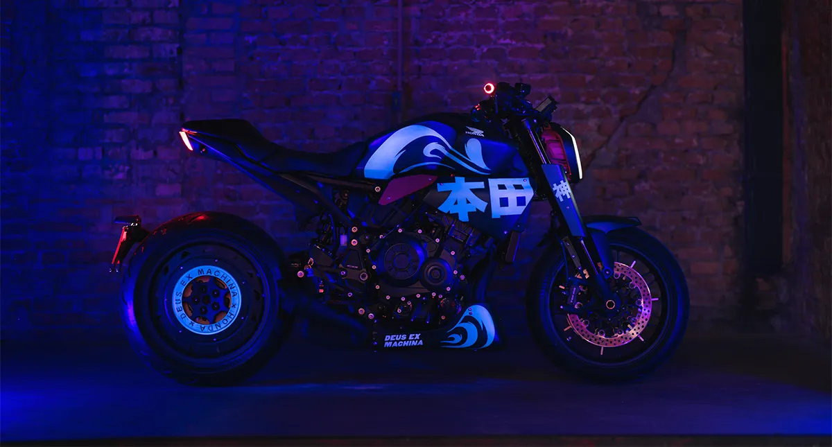 Motocicleta customizada Honda CB1000R Black Edition com efeitos em neon