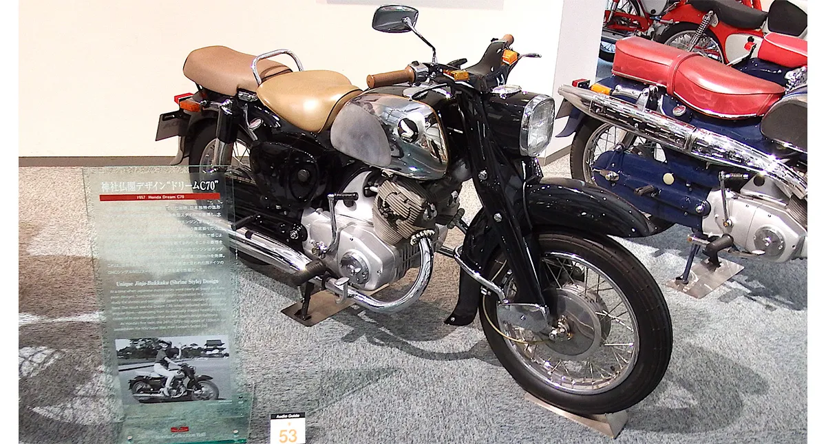 Motocicleta Honda Dream C70 em exposição 