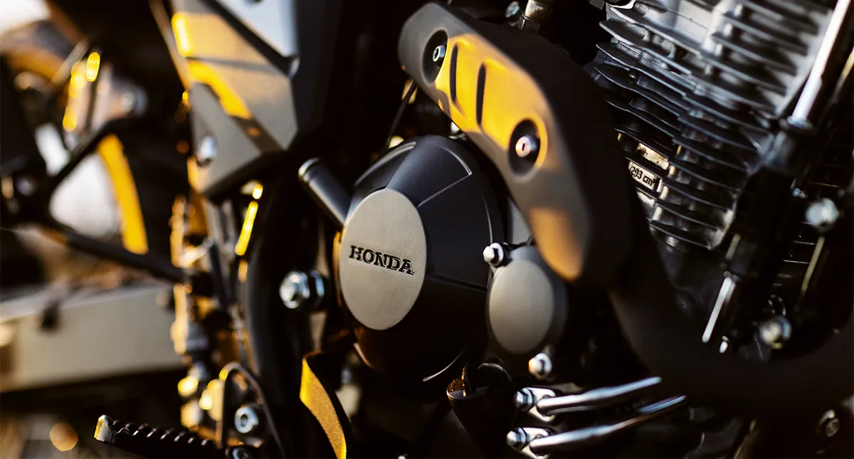 Detalhe motor da motocicleta Honda XR 300L Tornado 2025