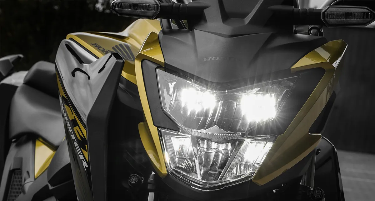Detalhes dos faróis da motocicleta Honda CB 300F Twister