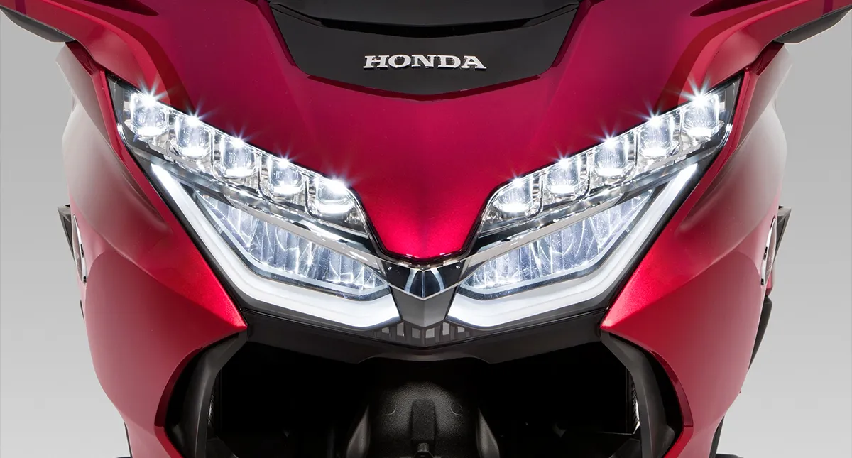 Detalhes dos faróis da motocicleta Honda Gold Wing
