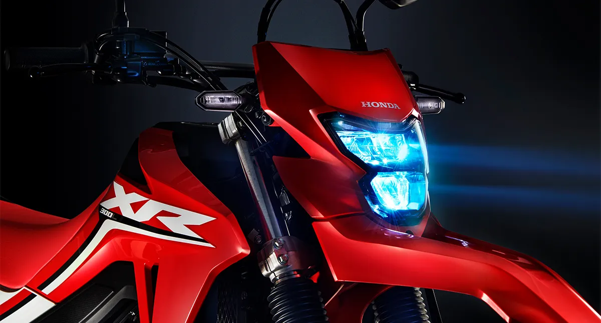 Detalhes farol da Honda Tornado 2025