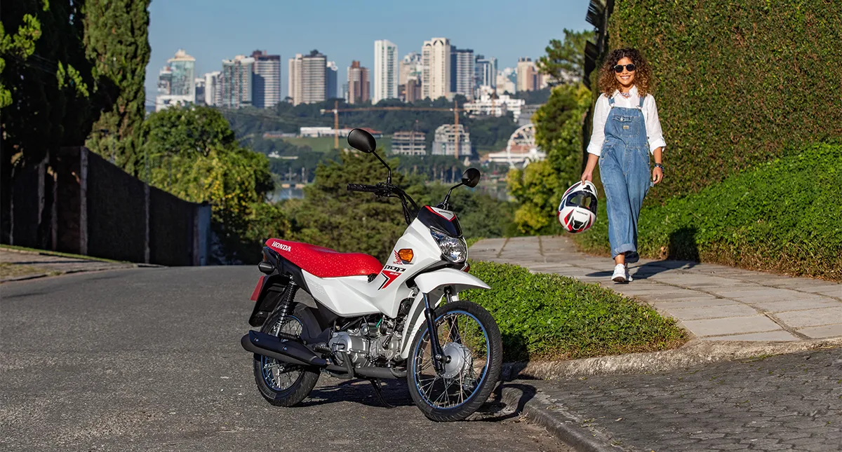 Motociclista indo ao encontro da sua Honda POP 110i ES