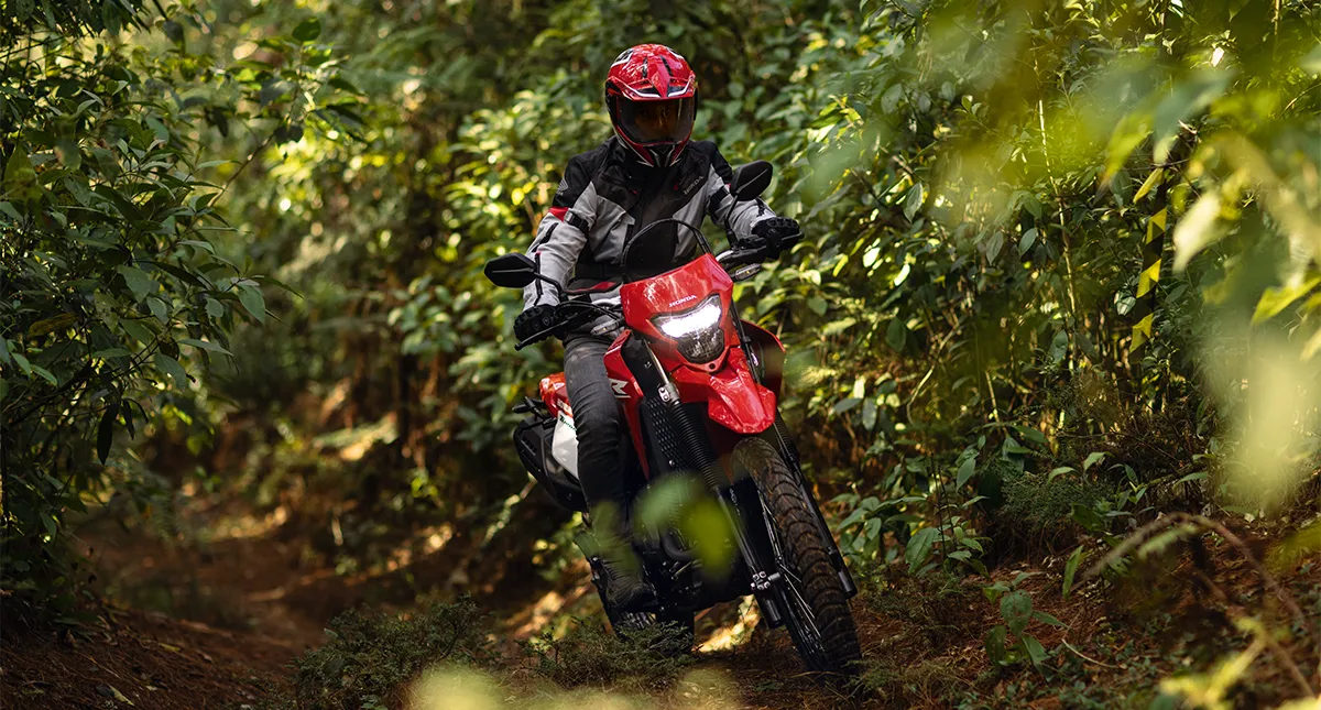 Motociclista pilotando em corrida a motocicleta Honda XR 300L Tornado 2025