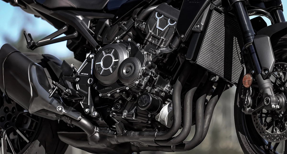 Detalhe do motor e radiador da moto Honda CB 1000