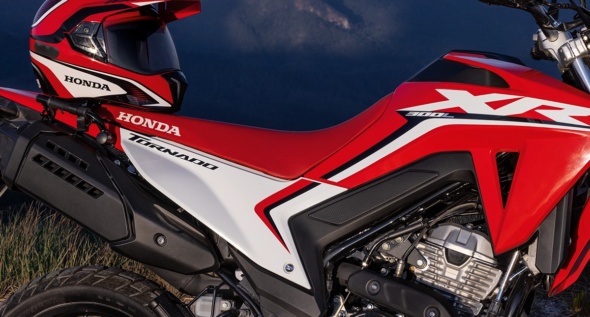 Detalhe da lateral direita e motor da Motocicleta Honda XR 300L Tornado