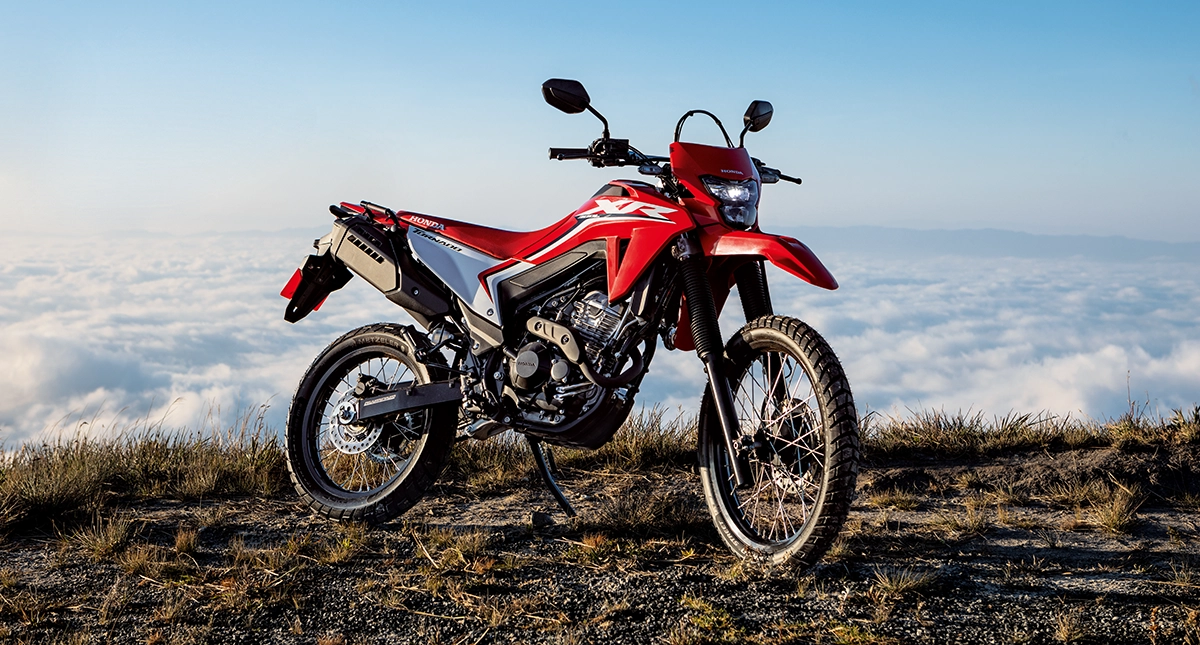 Motocicleta Honda XR 300L Tornado vermelha com céu ao fundo