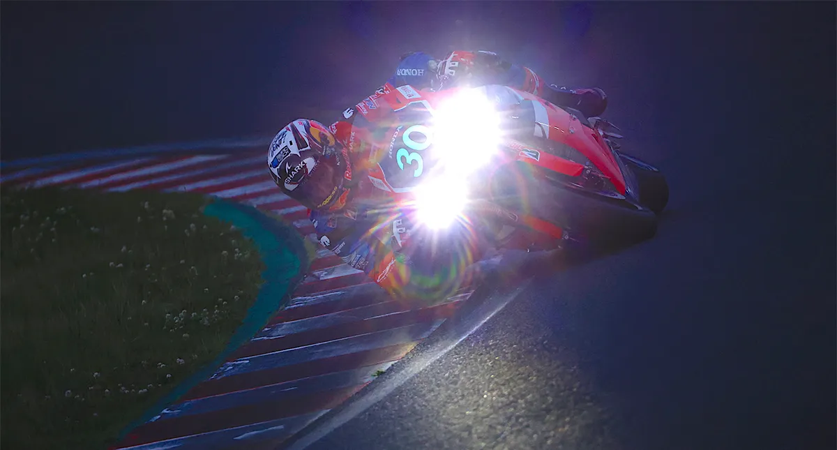 Piloto Johann Zarco fazendo curva na pista na Honda CBR 1000 RR-R SP Fireblade no Mundial de Endurance
