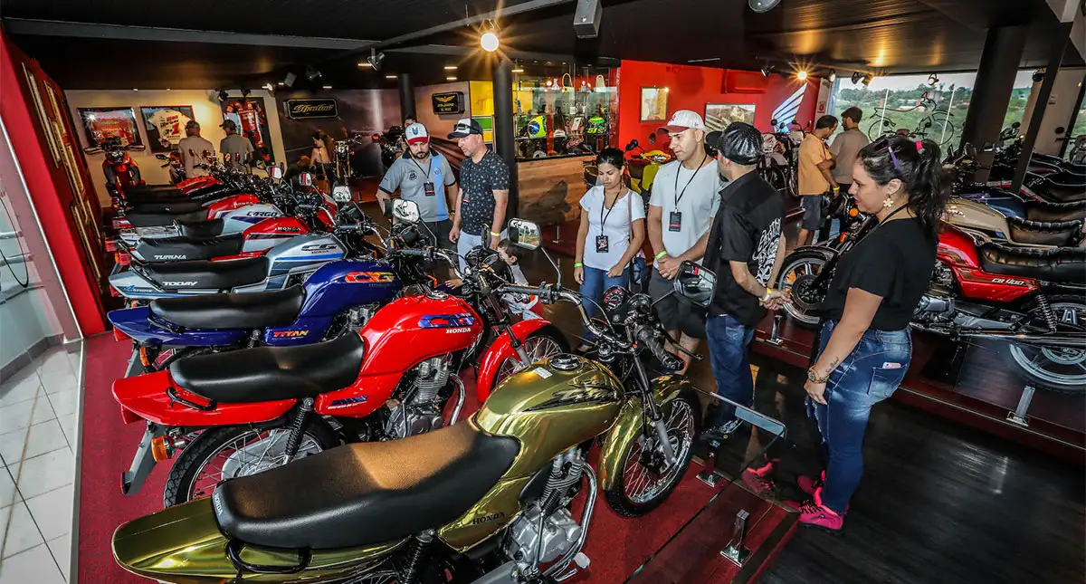 Museu CETH com vários modelos de motocicleta Honda CG