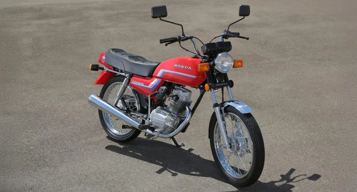 2ª geração da motocicleta Honda CG 125 1983 Vermelha