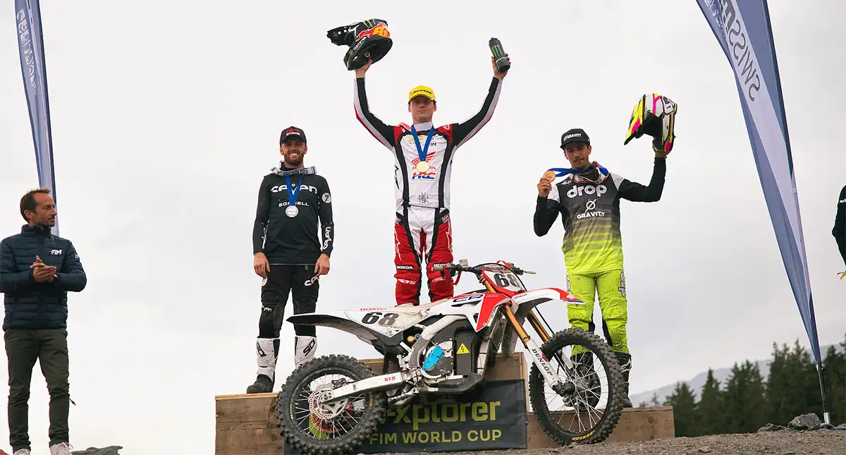 Pódio da Copa do Mundo de Motos Elétricas com Honda Campeã