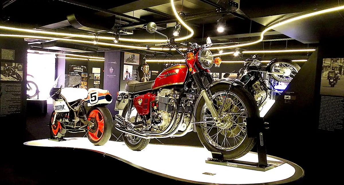 Motocicletas Honda antigas em exibição na mostra "Duas Rodas e uma Nação