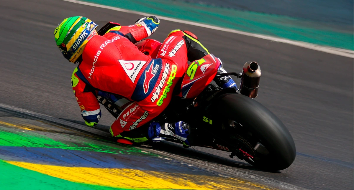 Piloto eric na curva com motocicleta Honda CBR 650R