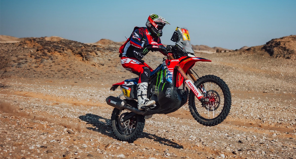 Ricky Brabec saltando com sua moto Honda CRF 450 Rally durante o Dakar 2025