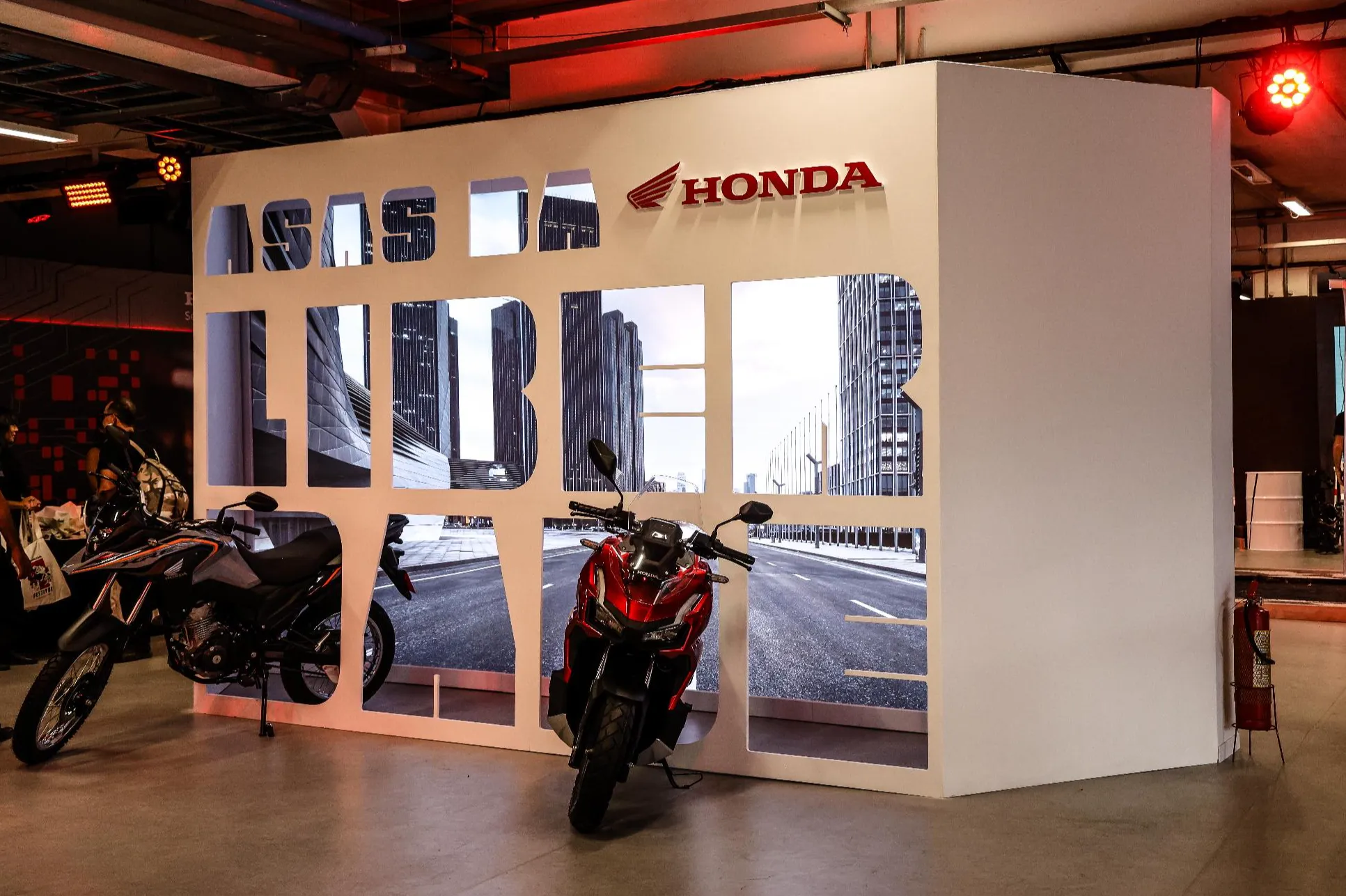 Motociletas Honda sendo exposta no festival