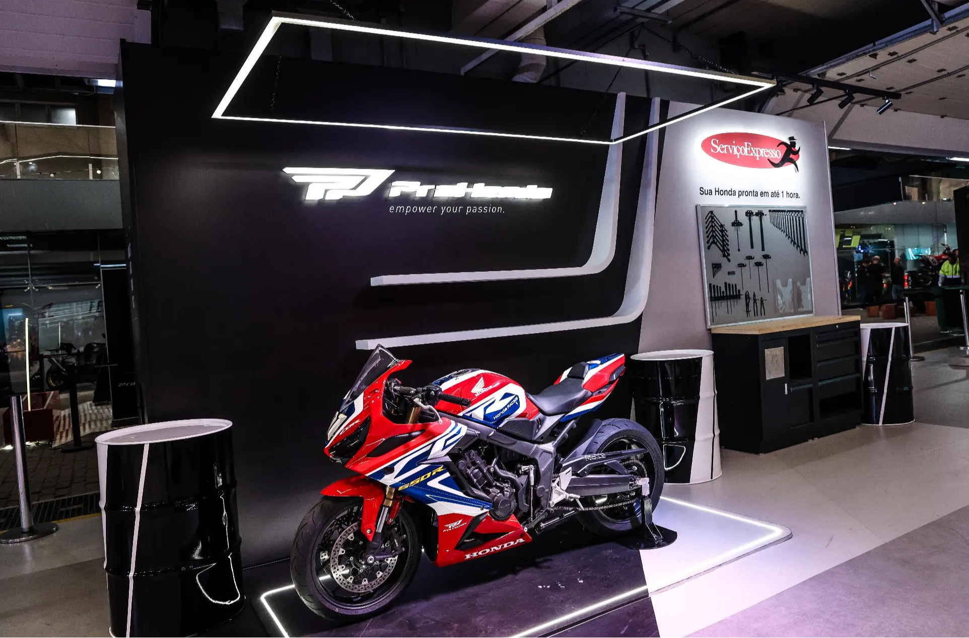 Motociletas Honda sendo exposta no festival