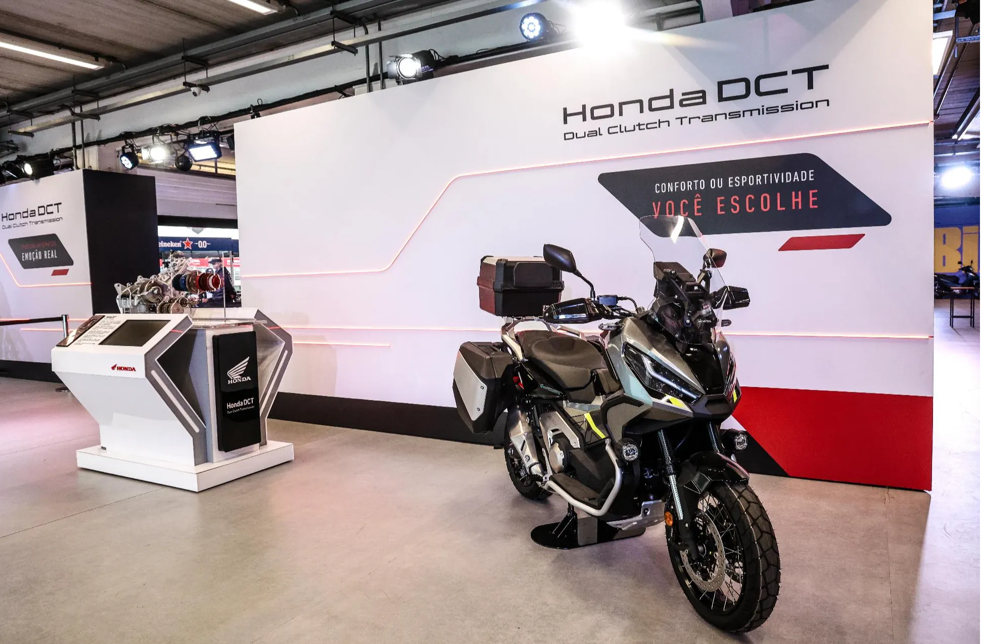 Motociletas Honda sendo exposta no festival