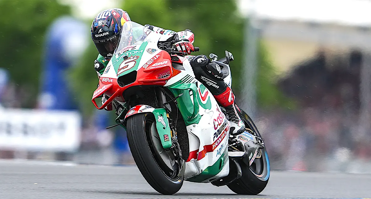Piloto Honda Johann Zarco com a Honda RC 213 v na pista do Mundial de motovelocidade