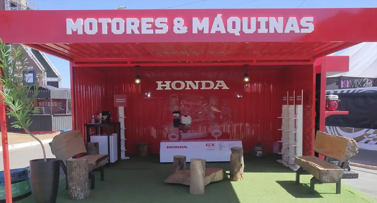Área temática de Motores & Máquinas da Honda, com mobiliário rústico e decoração em madeira e vermelho