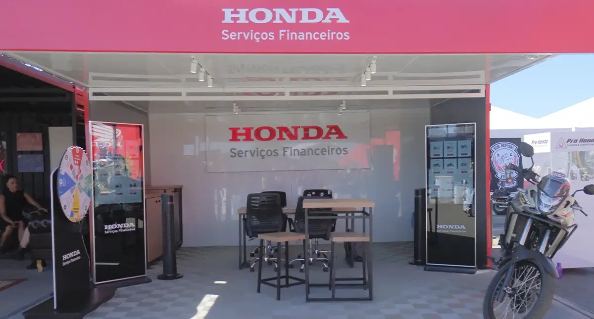 Espaço institucional da Honda Serviços Financeiros com mesas de atendimento e ambiente coberto..