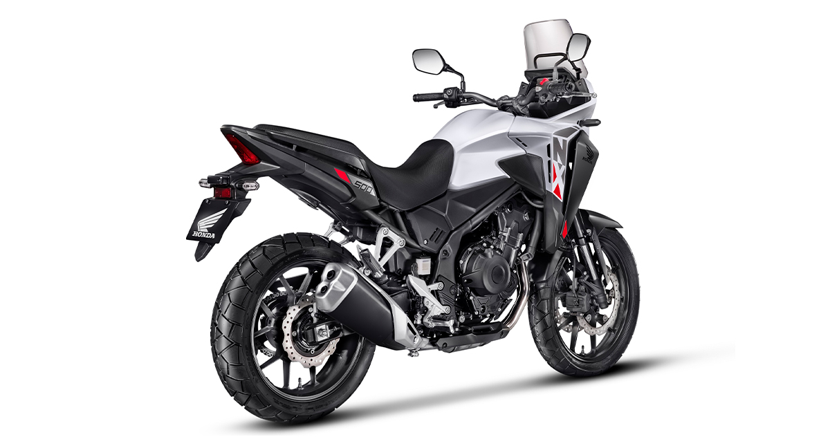 Honda NX500 2024 branca, vista traseira-lateral