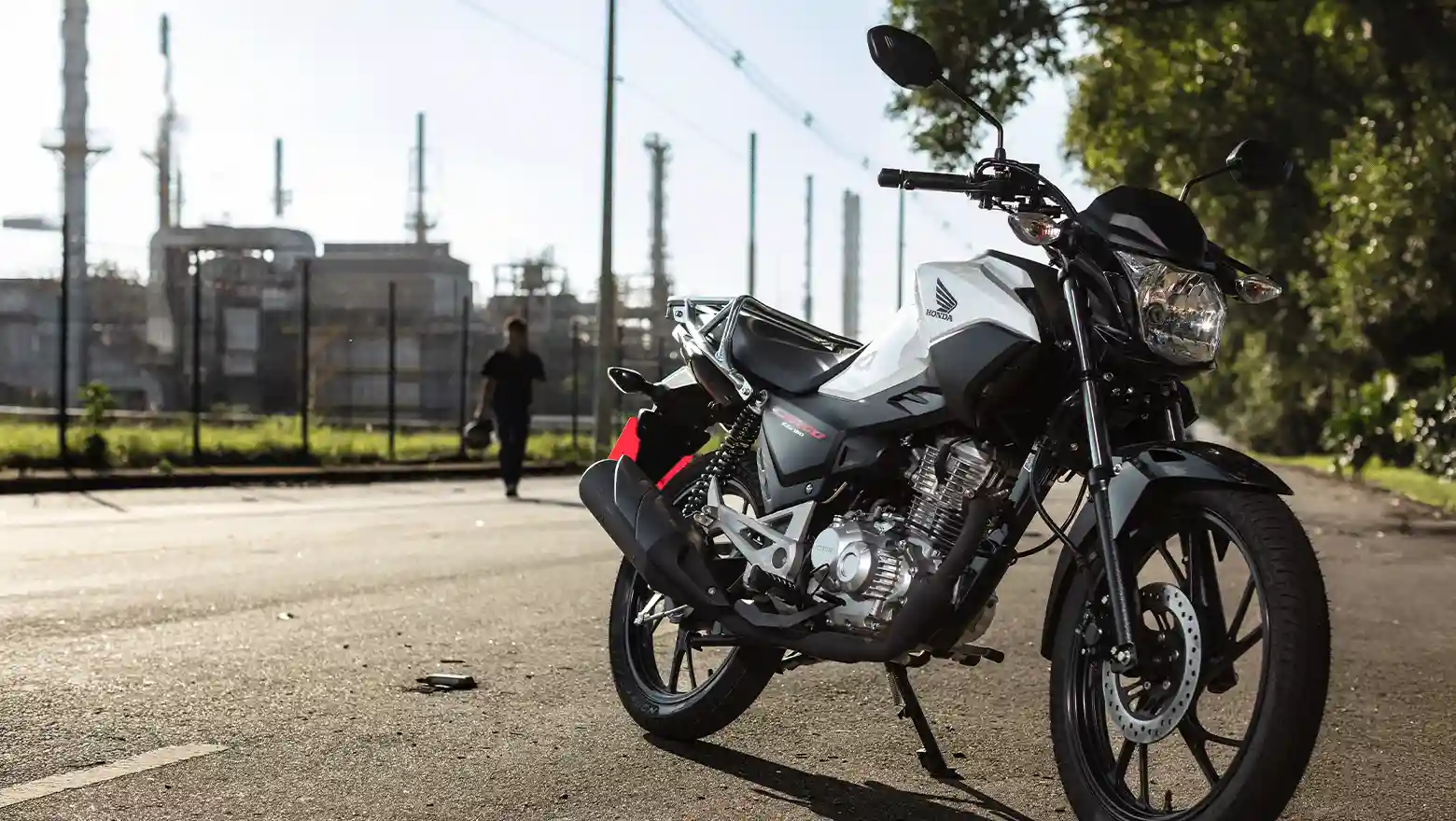 Honda Cg 160 Cargo Homem Andando ao fundo