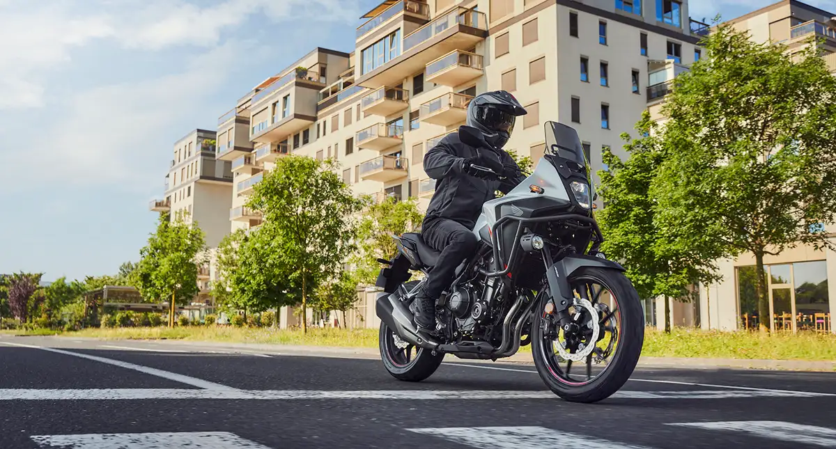 Motociclista em moto touring adventure