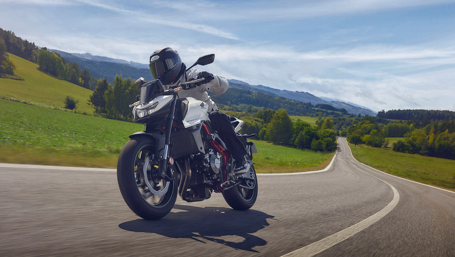 Honda Hornet 750 Pilotada na estrada