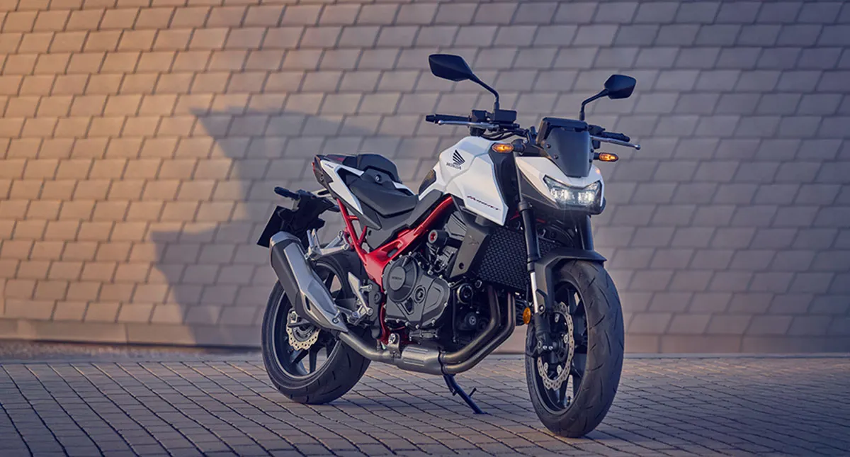Moto Honda branca estacionada