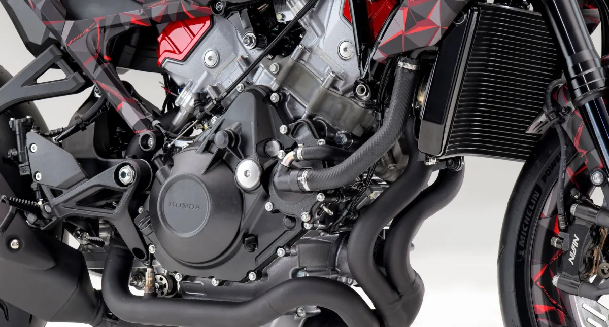 Close do motor e da parte central da moto