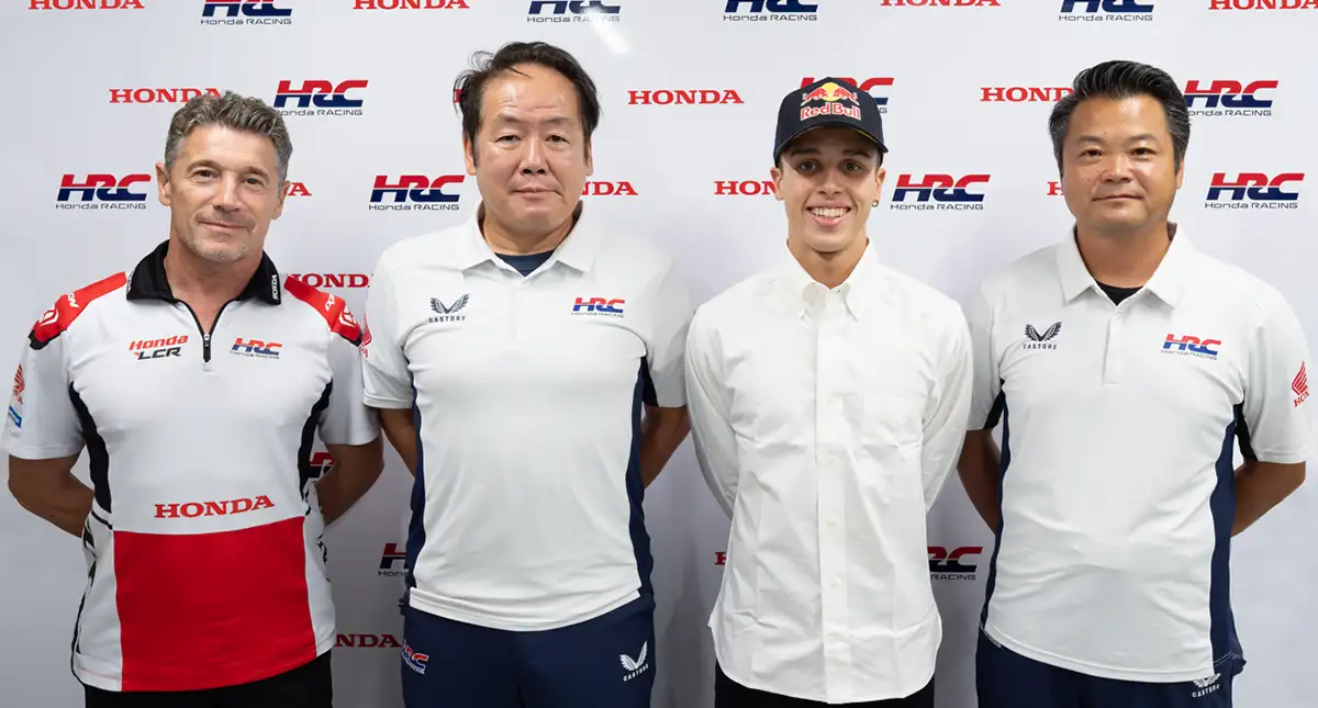 Equipe Honda tirando foto no HRC