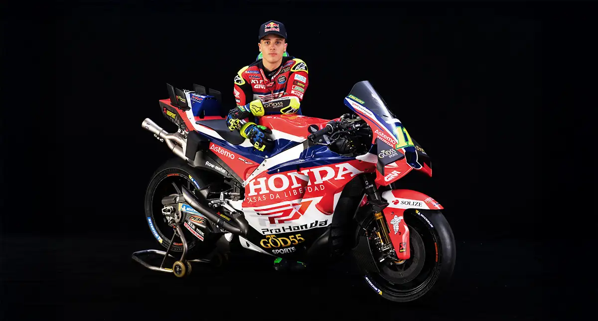 Piloto Honda LCR Diogo Moreira com moto Honda vermelha e branca