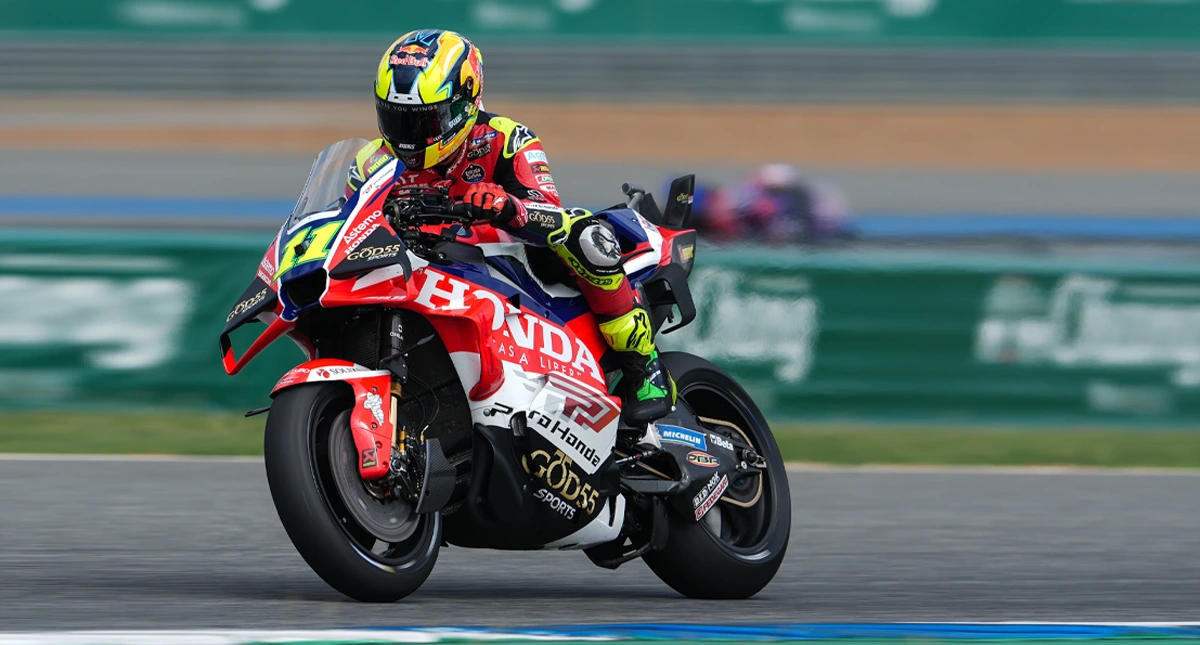 Diogo inclinando moto Honda em alta velocidade 